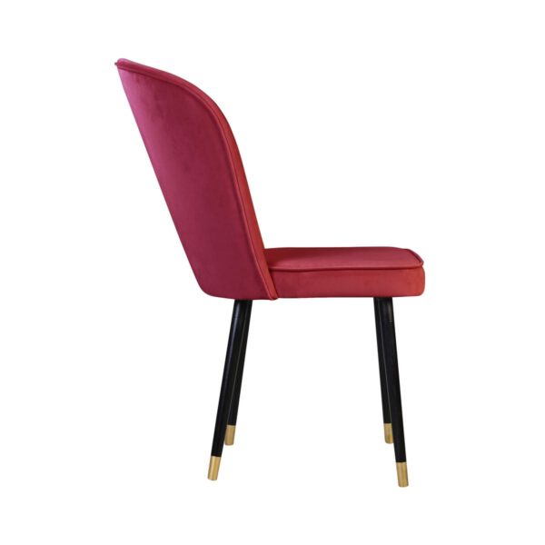 Czerwone krzesło tapicerowane na drewnianych nogach Matylda