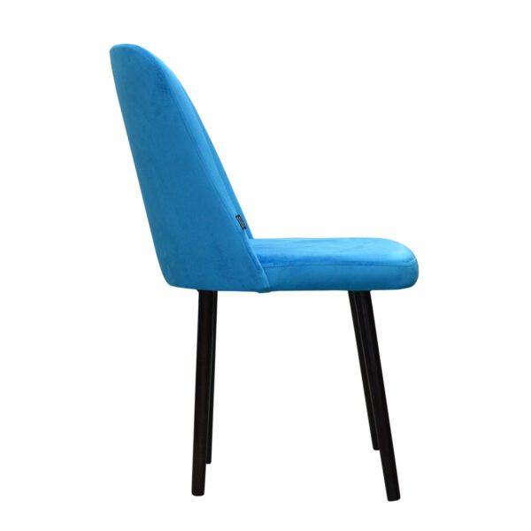 Niebieskie krzesło tapicerowane na drewnianych nogach Jennifer