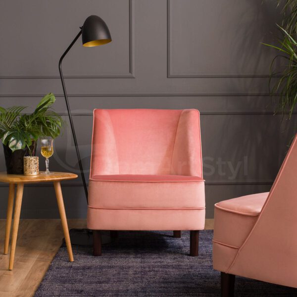 Różowy fotel tapicerowany Alara
