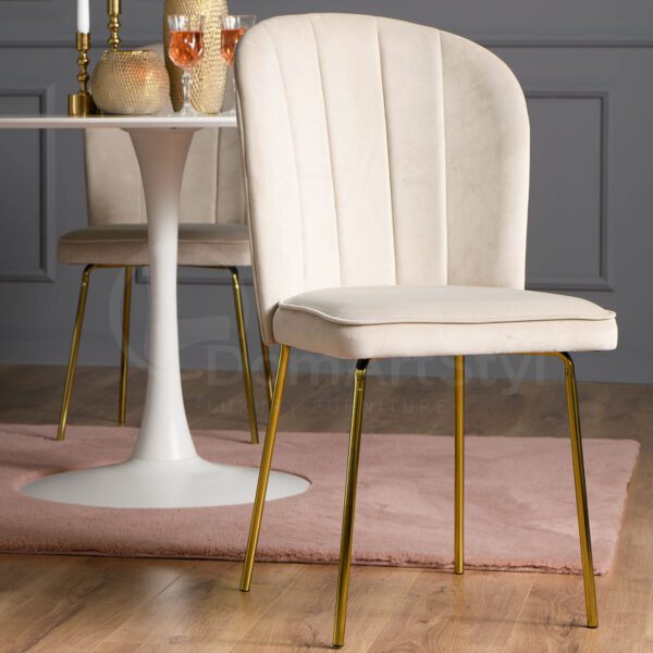 Kremowe krzesło tapicerowane welurowe do jadalni na złotych nogach Matylda Original Gold
