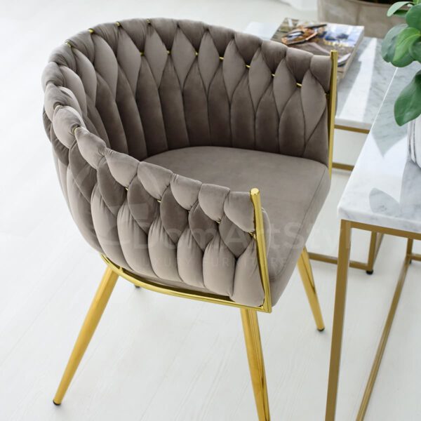 Szary piękny fotel welurowy przeplatany na złotych nogach Larissa Gold