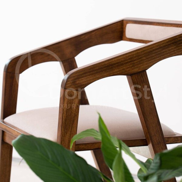 Drewniane krzesło z podłokietnikami do jadalni Susan