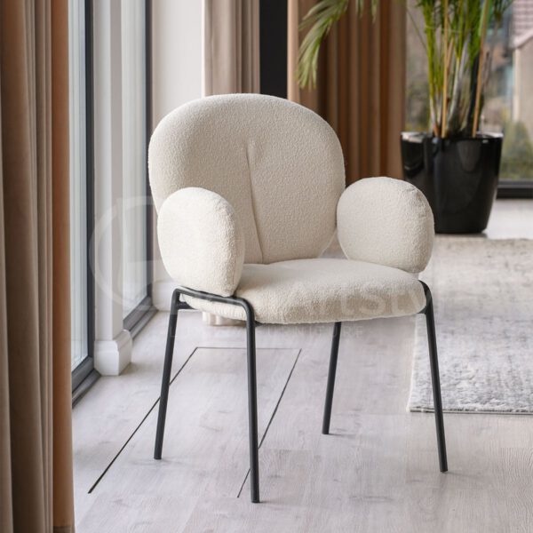 Białe krzesło tapicerowane na czarnych metalowych nogach Harmon