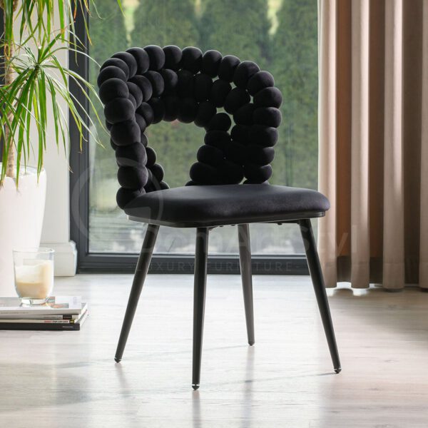 Eleganckie czarne krzesło tapicerowane z dziurą w oparciu Lumina