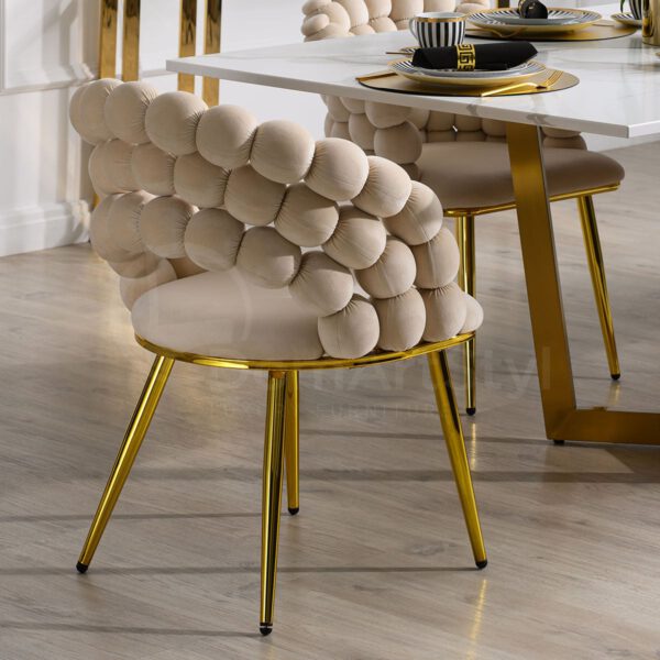 Beżowe krzesło welurowe z dziurą w oparciu na złotych nogach Zenova Gold