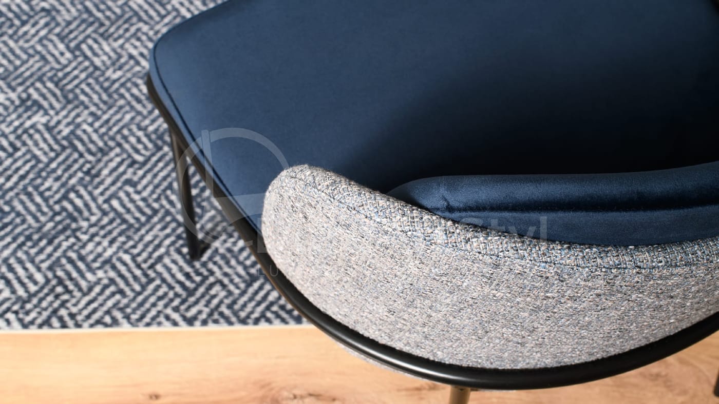 Krzesło tapicerowane na czarnych nogach