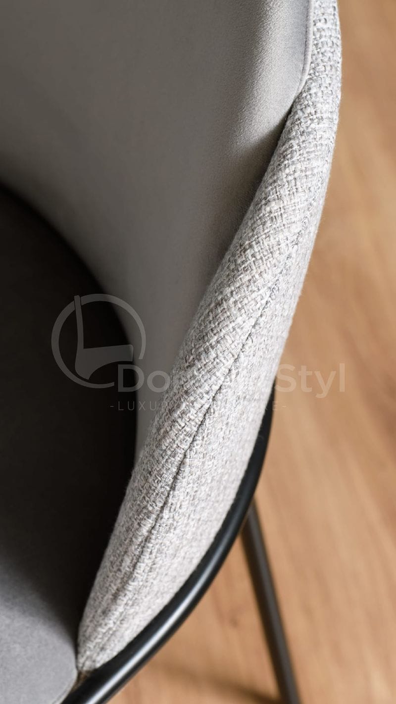 Krzesło tapicerowane na czarnych metalowych nogach