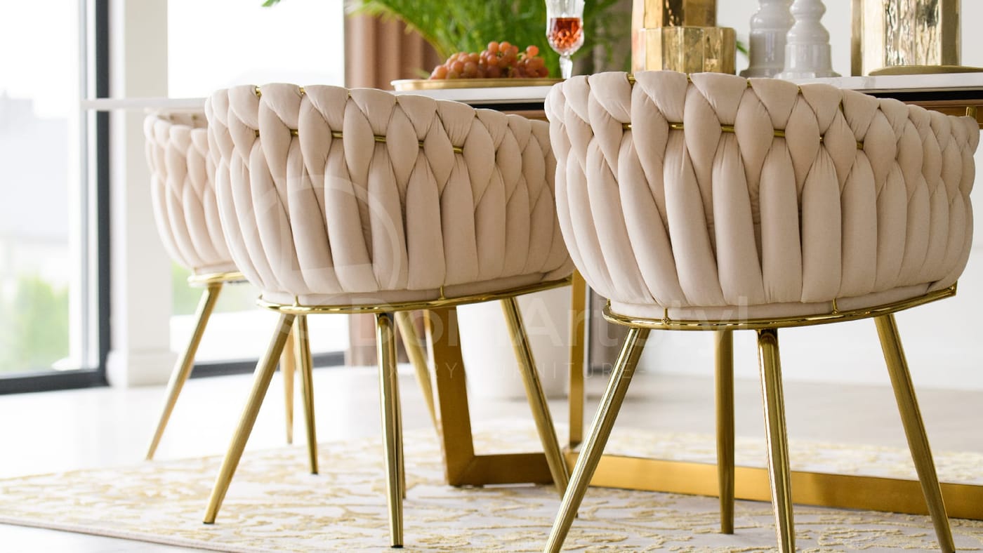 Nowoczesne fotele tapicerowane na złotych nogach Larissa Gold
