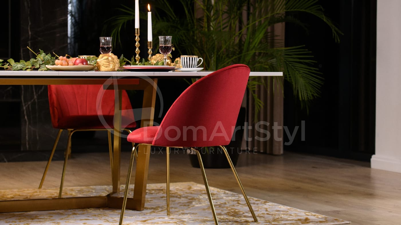 Aranżacja jadalni z czerwonymi krzesłami welurowymi Ariana Ideal Gold