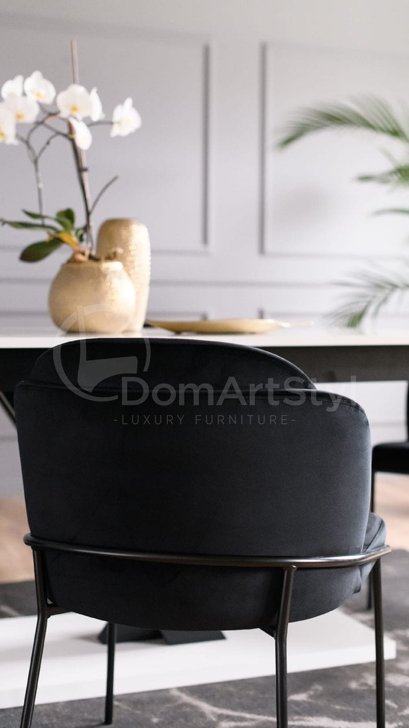 Czarne krzesło welurowe na metalowym stelażu