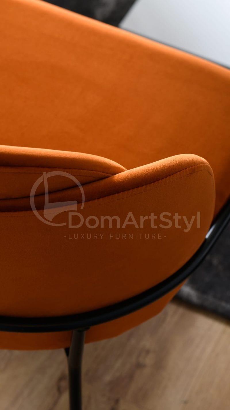 Pomarańczowe krzesło na czarnym stelażu