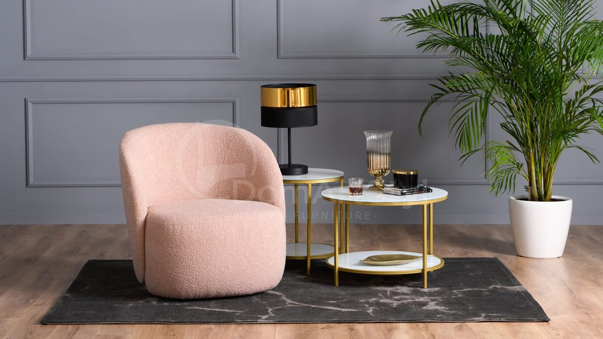 Różowy fotel w stylu glamour
